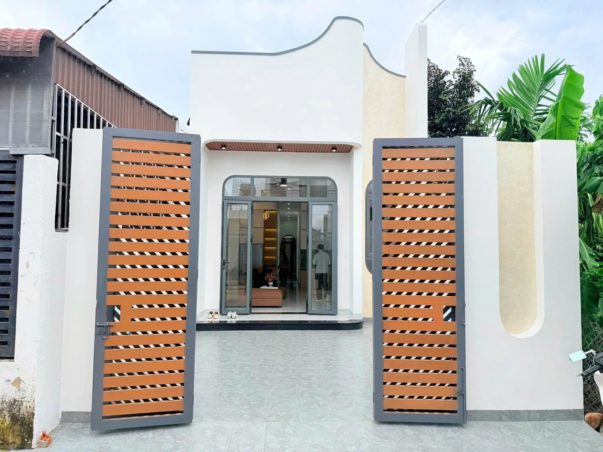 Bán nhà mới 5x26m full nội thất, 3PN 2WC, hẻm 442 Y Moan, Buôn Ma Thuột, giá 2 tỷ 950 - Ảnh 1