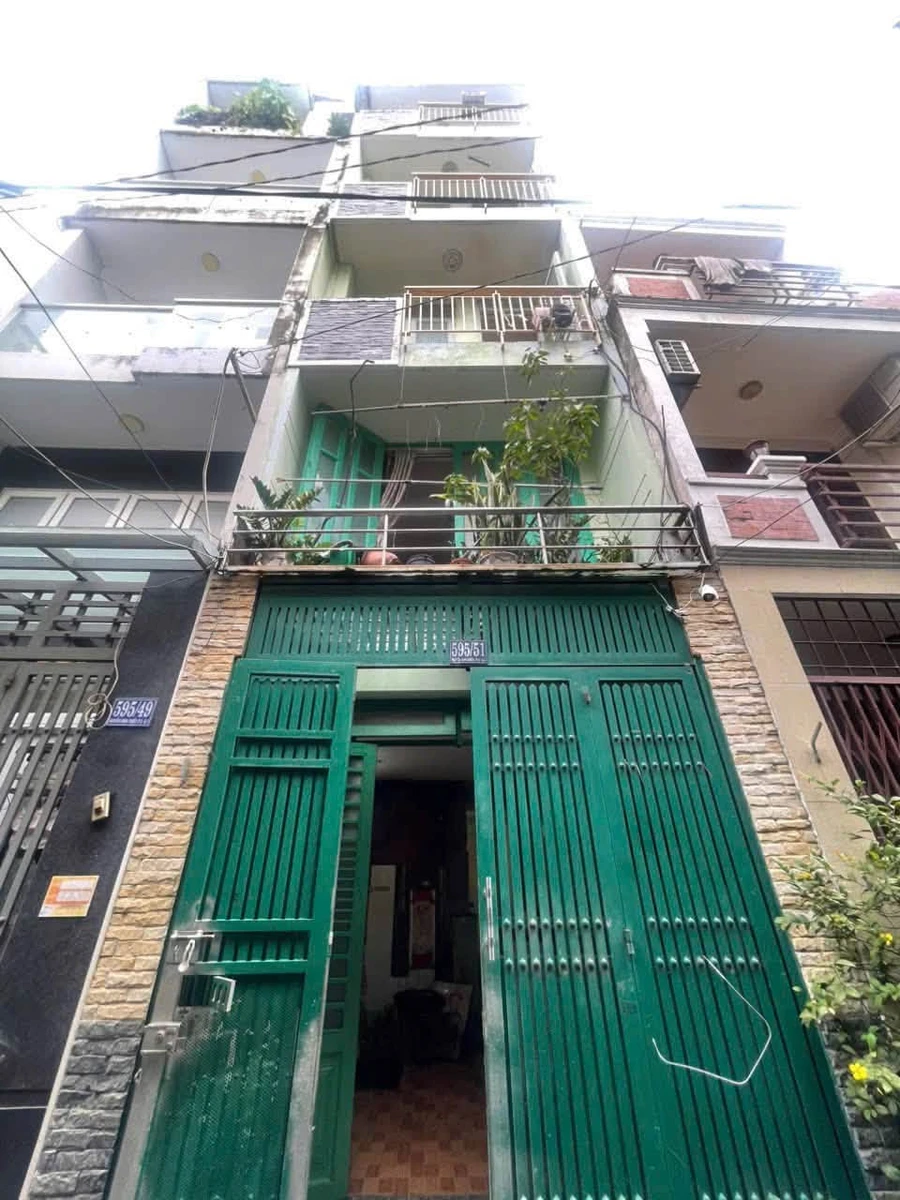 Bán nhà 1 trệt 3 lầu 6 phòng ngủ 595 Nguyễn Đình Chiểu, Phường 2, Quận 3 - Ảnh 1
