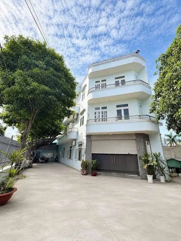 Bán nhà lầu góc 2 mặt tiền 400m² Tân Hiệp, Bình Dương, giá 9 tỷ - Ảnh thu nhỏ 2