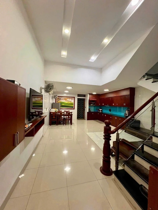 Bán nhà 3 tầng mặt tiền Nguyễn Du, Lào Cai, 95,71 m²