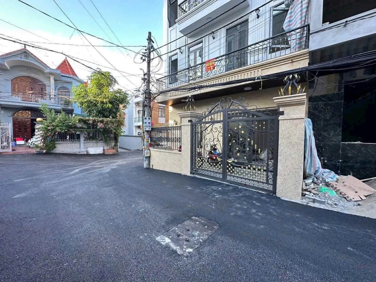 Bán nhà 4 tầng 4PN, 250m² Cột 8 Hạ Long - Ảnh 1