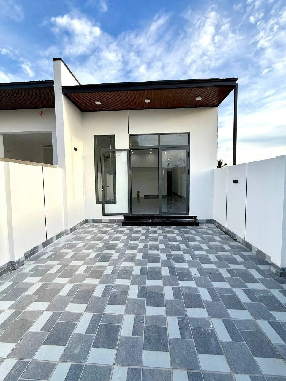 Bán nhà mới hoàn thiện 5x22m, 2 phòng ngủ, giá 1,35 tỷ gần cổng chào Liên Thôn 8, Buôn Ma Thuột - Ảnh 1