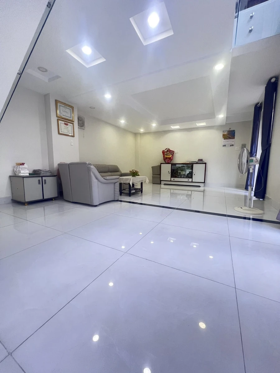 Bán nhà 4 tầng BTCT 40,3m² hẻm xe hơi Lạc Long Quân, Quận 11 giá 8 tỷ - Ảnh thu nhỏ 3