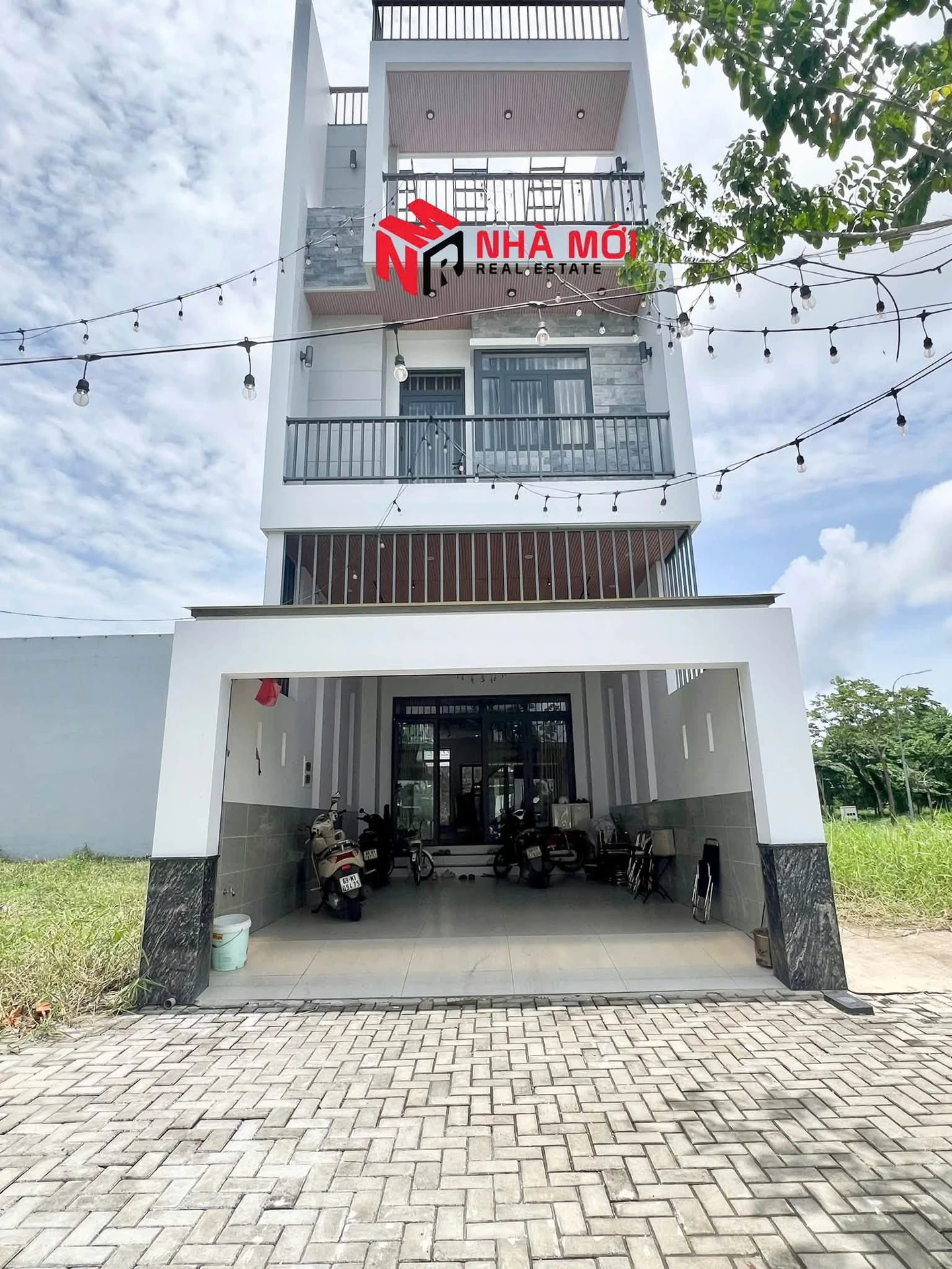 Bán nhà 2 lầu 120m² mặt đường 24m, full nội thất, Bình Chánh - Ảnh 1