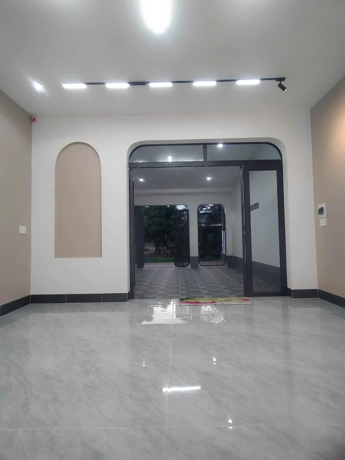 Bán nhà mặt tiền kinh doanh 5x30m, 3PN 3WC, sổ hồng riêng tại Mỹ Hạnh Bắc, Long An - Ảnh 1
