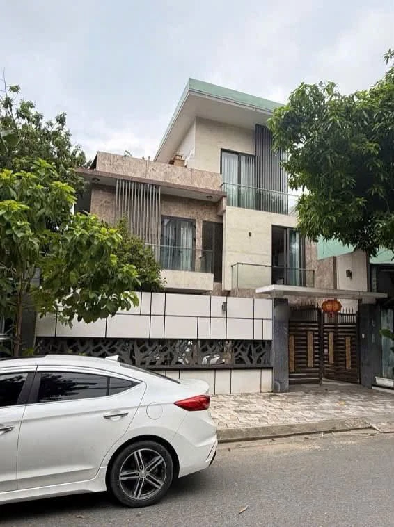 Bán biệt thự 3 tầng 200m2 mặt tiền đường 5,5m gần Bến xe Trung tâm Đà Nẵng - Ảnh 1