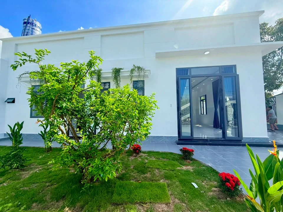 Bán nhà sân vườn mặt tiền 225m² Tây Ninh 1,999 tỷ - Ảnh 1
