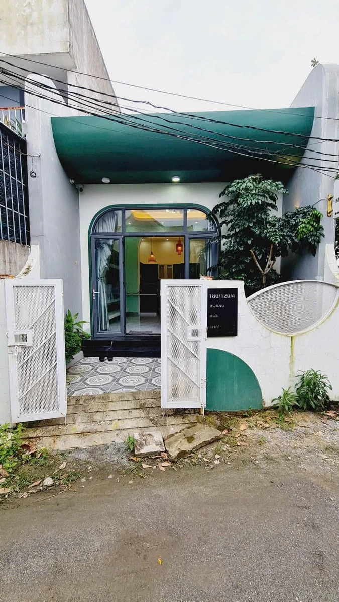 Bán nhà hẻm 180 Hoàng Hoa Thám, 105m2, 2 phòng ngủ, đầy đủ nội thất, giá 1,45 tỷ, Quảng Phú, Quảng Ngãi - Ảnh 1