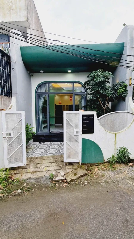 Bán nhà hẻm 180 Hoàng Hoa Thám, 105m2, 2 phòng ngủ, đầy đủ nội thất, giá 1,45 tỷ, Quảng Phú, Quảng Ngãi