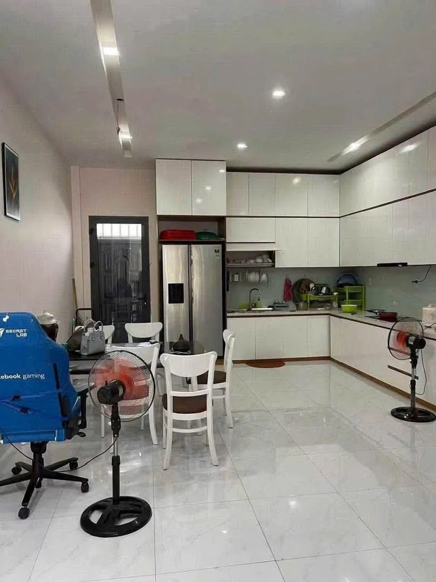Bán nhà 1 trệt 2 lầu mặt tiền Nguyễn Tất Thành, 100m², Bà Rịa - Ảnh thu nhỏ 3