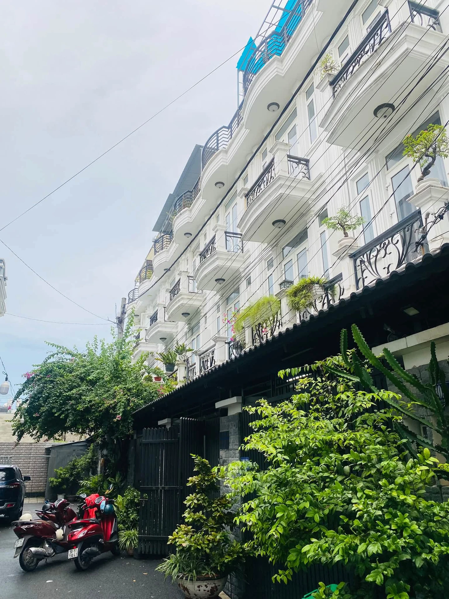 Cho thuê nhà phố 4PN, 146.5m² full nội thất, Quận 12 - Ảnh 1