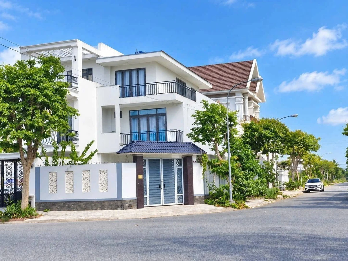 Bán nhà 3 tầng 205m2, 5PN, Khu Sao Mai - Ảnh 1