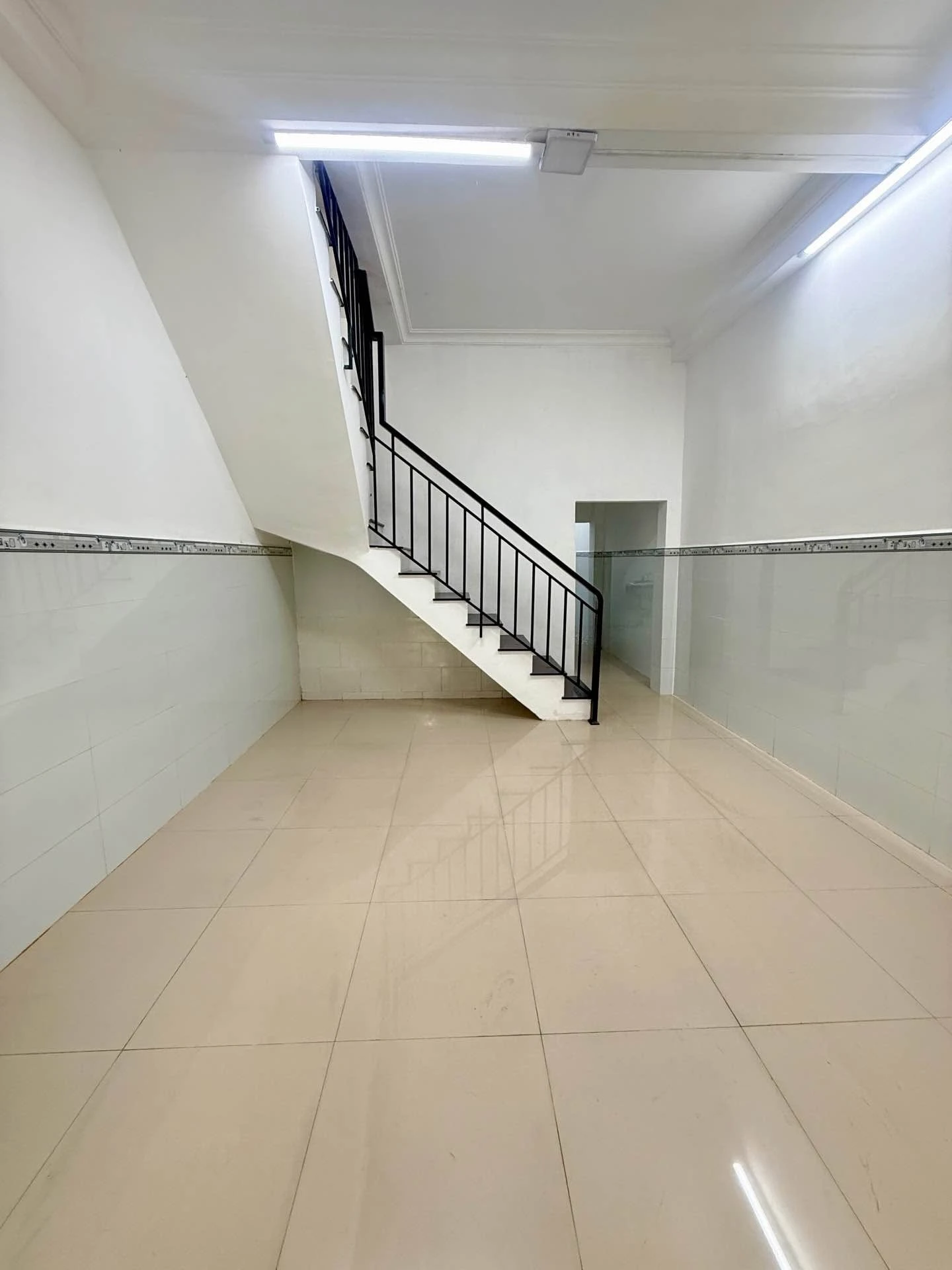 Bán nhà mặt tiền Quốc Lộ 13 gần 50m2, 4 tỷ - Ảnh 1
