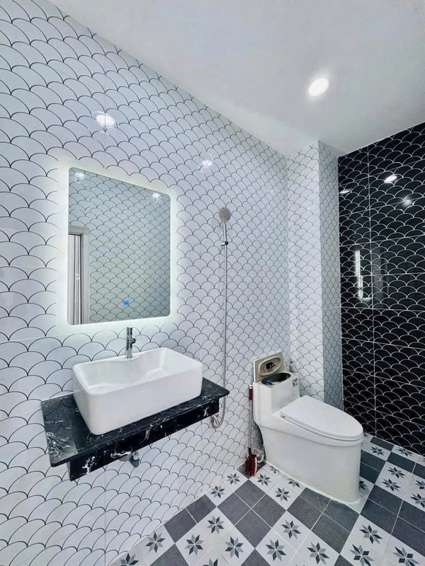 Bán nhà mặt tiền Chu Huy Mân 90m2, 3 PN, 2 WC, giá 2,4 tỷ