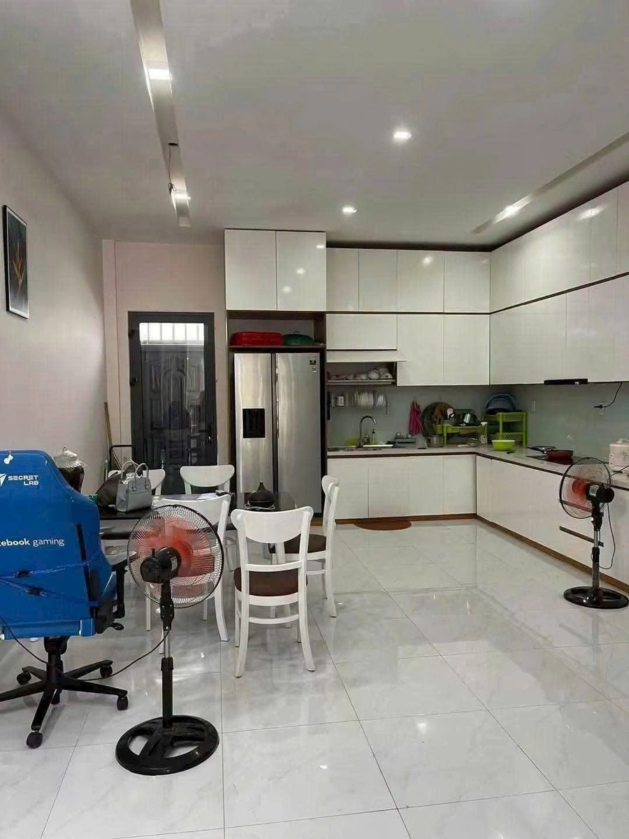 Bán nhà mặt tiền Nguyễn Tất Thành 1 trệt 2 lầu 5x20m, 5,8 tỷ, P. Phước Nguyên, TP Bà Rịa - Ảnh thu nhỏ 3