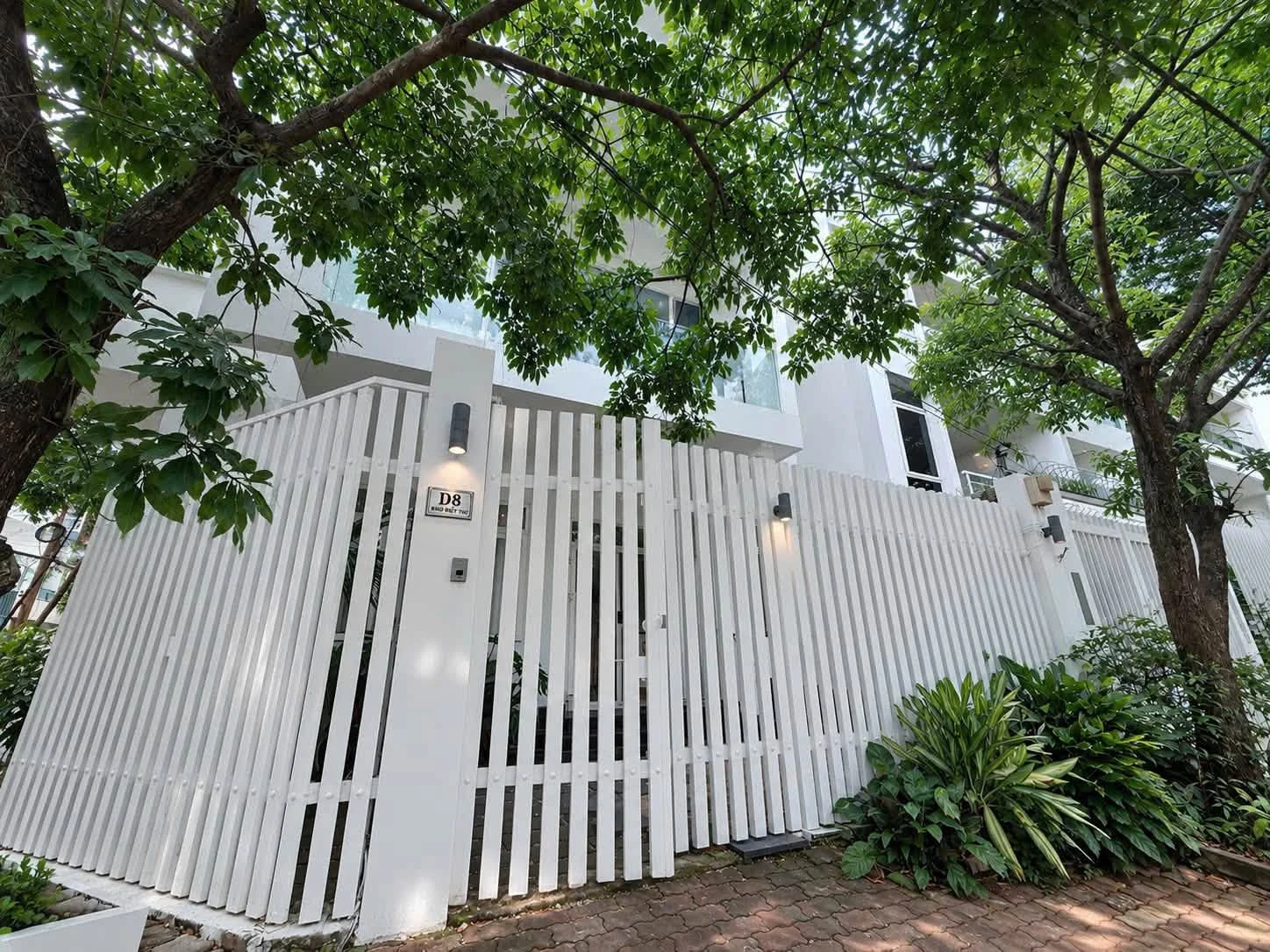 Cho thuê nhà phố cao cấp 7PN, 6WC, 160m² Quận 7 - Ảnh 1