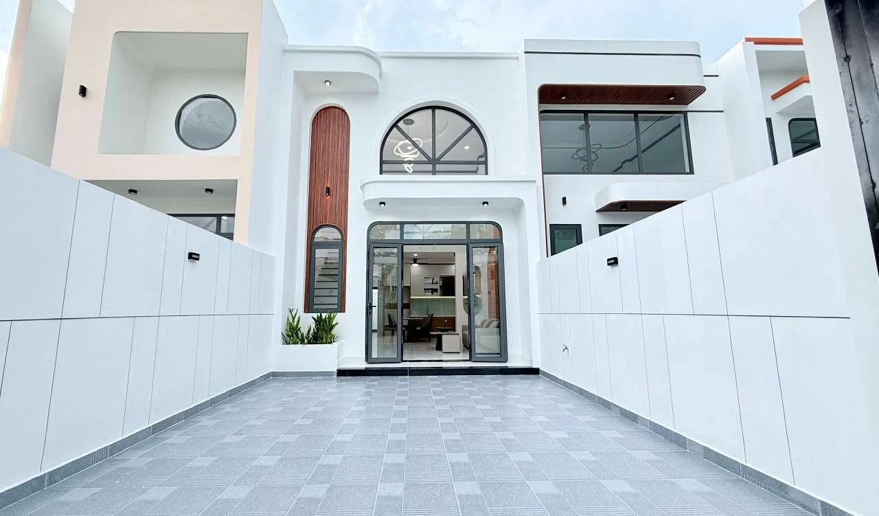 Bán nhà 1 trệt 1 lầu 3PN tại Long Khánh, 100m², 1 tỷ 980 triệu - Ảnh 1