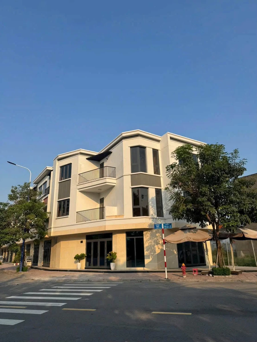 Bán nhà 2 mặt tiền 1 trệt 2 lầu 160m2, 4PN, giá 4,05 tỷ, An Phú gần Aeon Mall Bình Dương - Ảnh 1