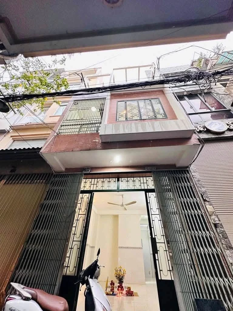 Cho thuê nhà 4 phòng ngủ, 40m2 ở Quận 3 - Ảnh 1