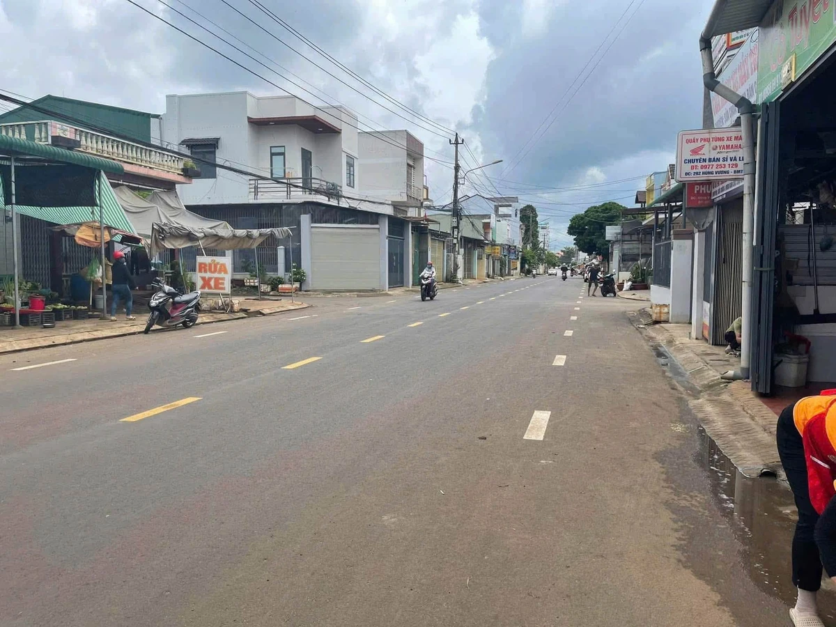 Bán nhà mặt tiền Hùng Vương đoạn Ama Khê, 3,8x19,5m, giá 5 tỷ, Buôn Ma Thuột - Ảnh thu nhỏ 2