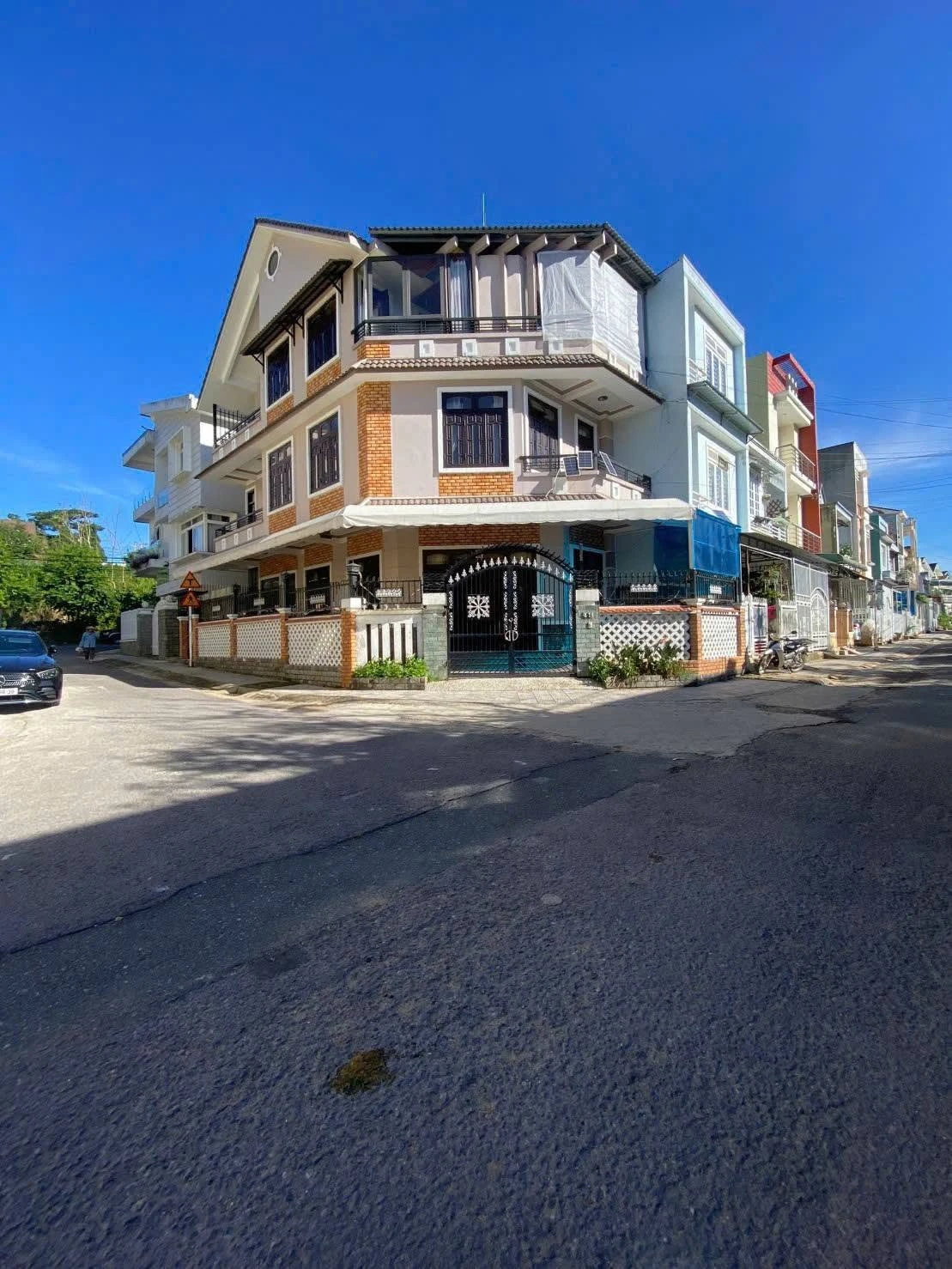 Bán nhà phố 2 mặt tiền 120m² đường Yersin, Đà Lạt 11,5 tỷ - Ảnh 1
