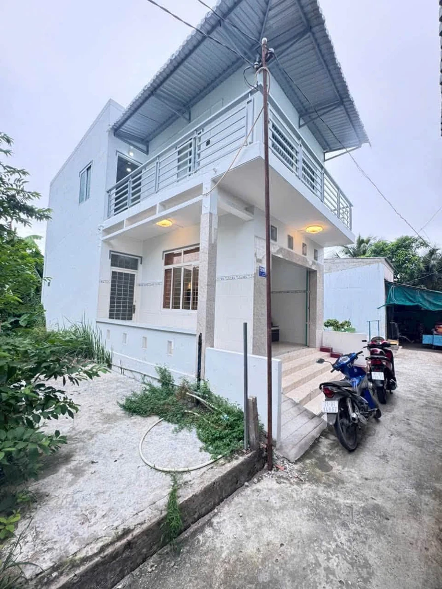 Bán nhà 1 trệt 1 lầu 3PN 136m² Phú Tân, 1 tỷ 350 triệu - Ảnh 1