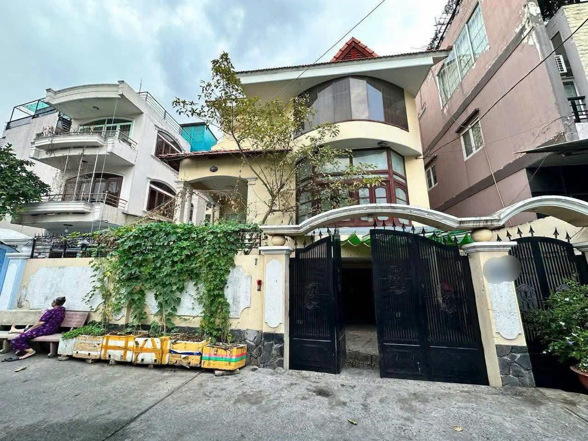Bán nhà Tân Phú 240m², 1 trệt 2 lầu, 26,5 tỷ - Ảnh 1