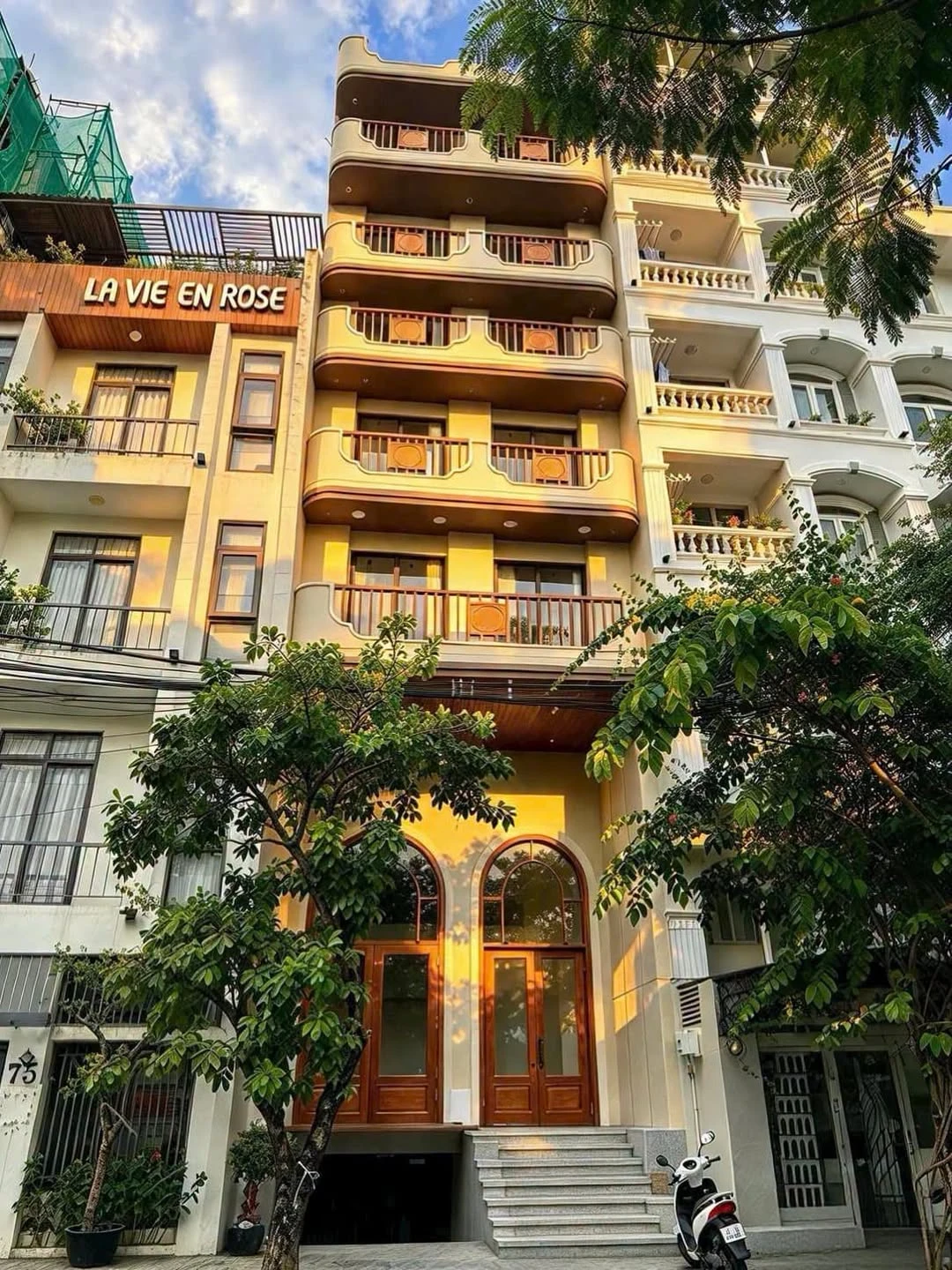 Bán 6 tầng + hầm 102m2 ngay biển Mỹ Khê, Quận 1 - Ảnh 1
