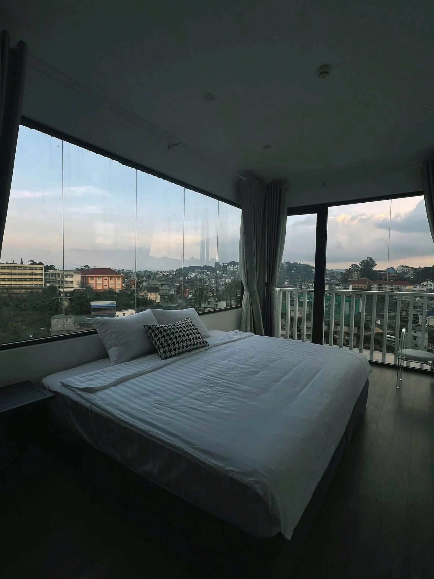Bán khách sạn 9 phòng hẻm nhựa ô tô đường Trần Phú, Đà Lạt, 139m2 - Ảnh 1