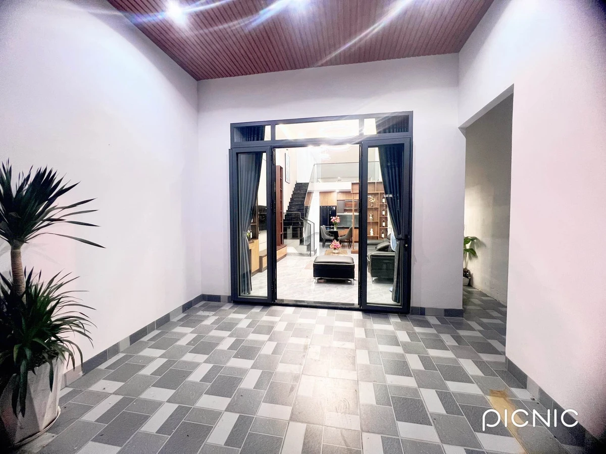 Bán nhà phố 5.1x22m, 3PN, 2WC, đầy đủ nội thất, Hẻm 19 Đinh Công Tráng, 3.68 tỷ - Ảnh 1