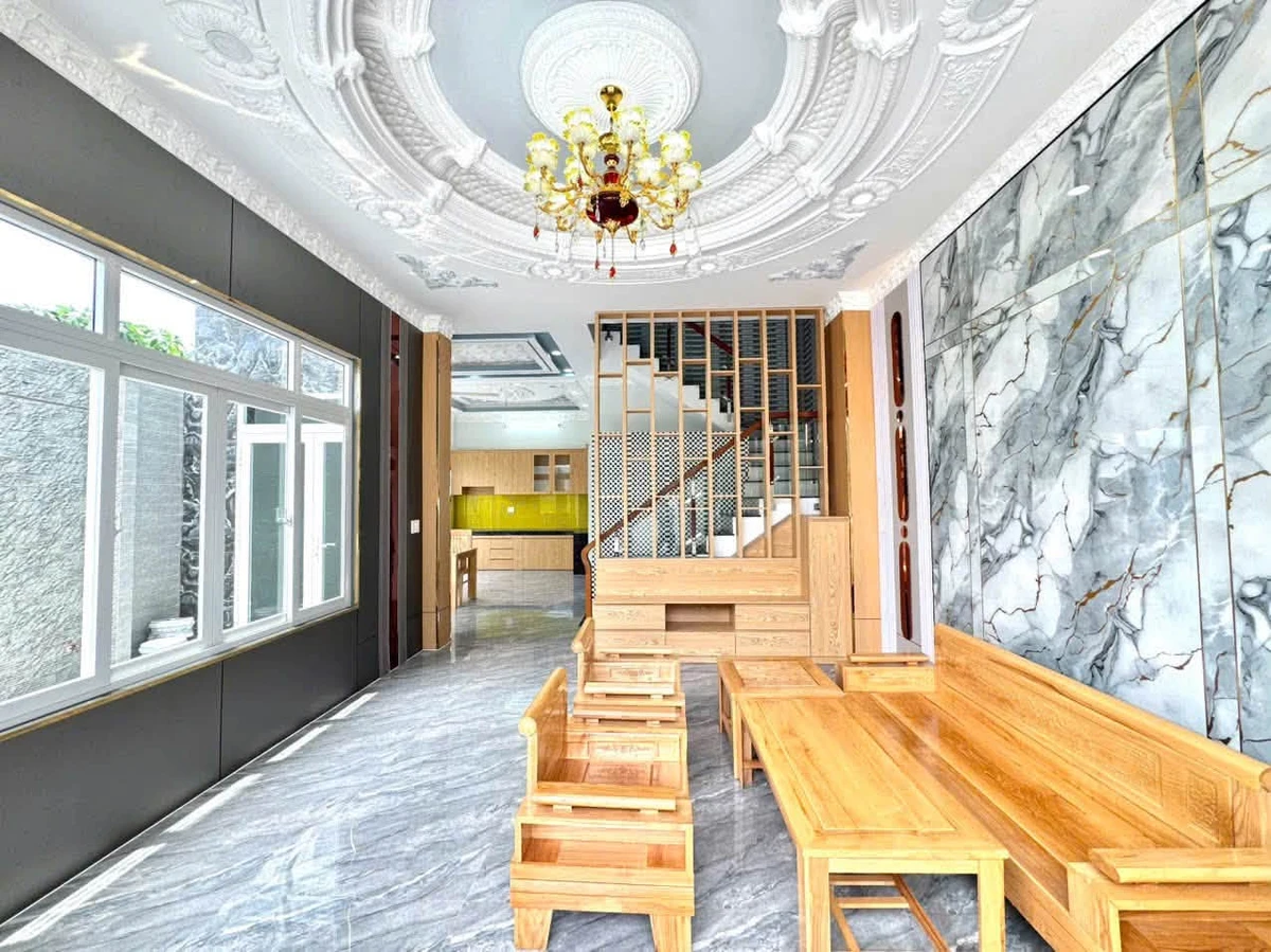Bán nhà tân cổ điển 1 trệt 2 lầu 1 tum mặt tiền đường Nguyễn Văn Thậm, Cần Giuộc, Long An - Ảnh thu nhỏ 4