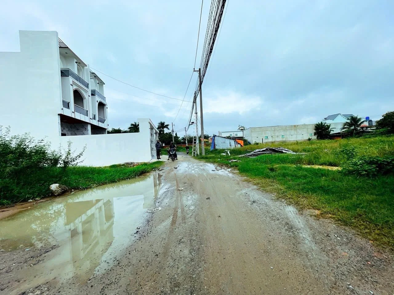Bán lô đất thổ cư 4x42m sổ hồng riêng khu phố 5 thị trấn Đức Hòa, Long An - Ảnh 1
