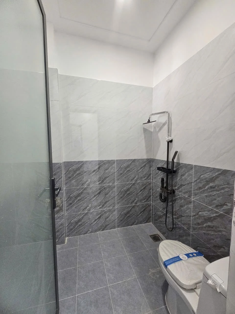 Bán nhà 1 trệt 1 lầu mặt tiền Nguyễn Huy Tưởng, Rạch Giá 85m² - Ảnh 1