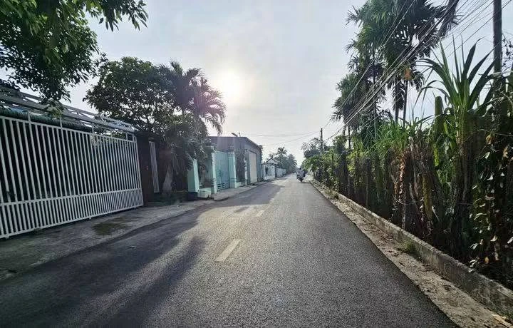 Bán nhà sân vườn 10x61m hai mặt tiền, 2 phòng ngủ, gần Bến xe Tây Ninh, Phường 1 - Ảnh 1