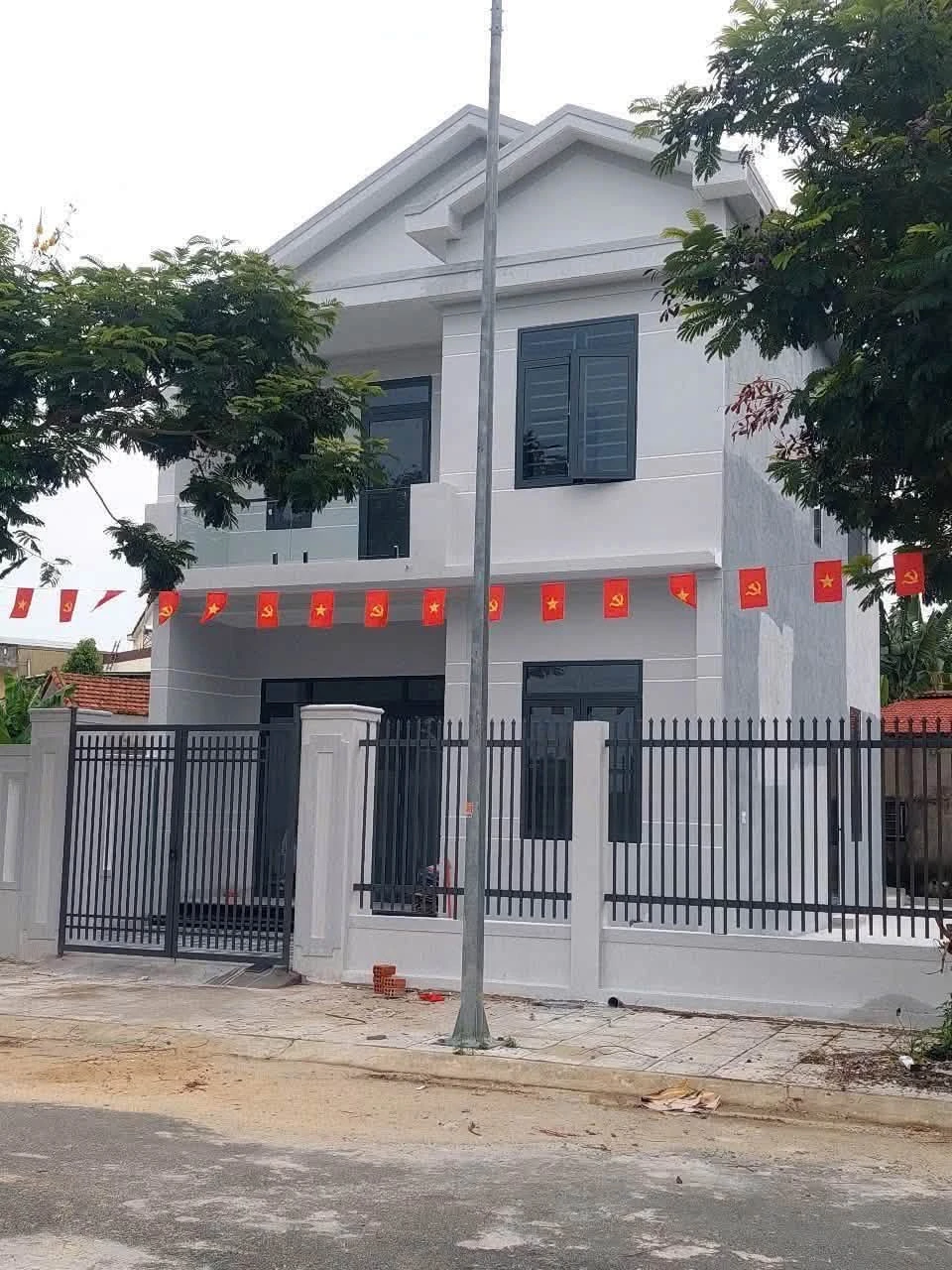 Bán biệt thự mới xây 133.8m2 hướng tây Tây Bầu Giang 2 tỷ 3 - Ảnh 1