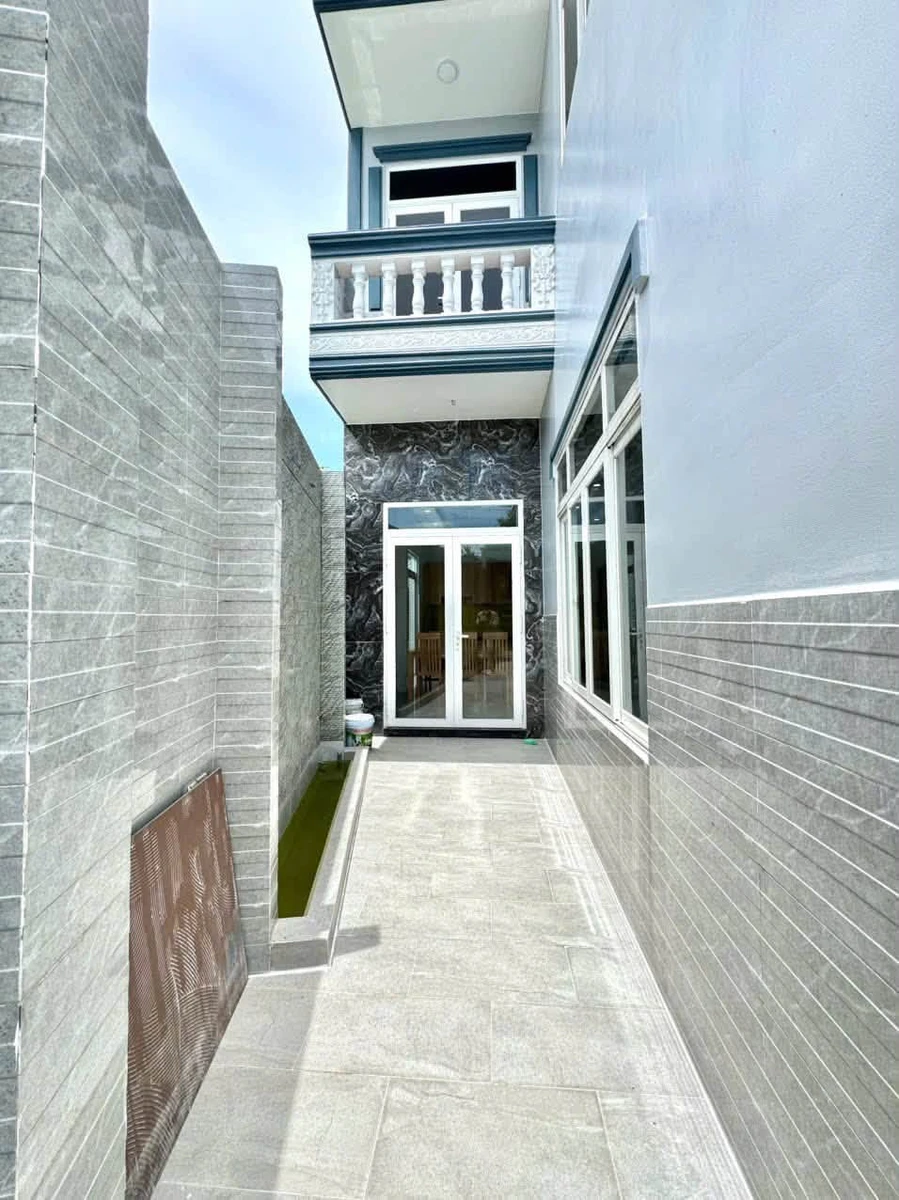 Bán nhà tân cổ điển 1 trệt 2 lầu 1 tum mặt tiền đường Nguyễn Văn Thậm, Cần Giuộc, Long An - Ảnh thu nhỏ 2