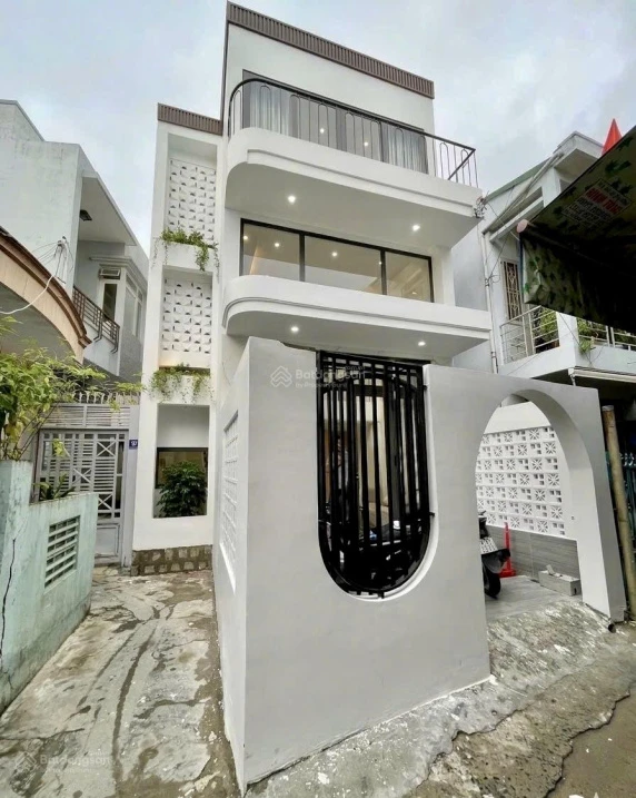 Nhà đẹp 3 tầng sổ hoàn công ngay chợ Lạc Long Quân TT Nha Trang - có PN tầng trệt - ra biển chỉ 2km - Ảnh 1