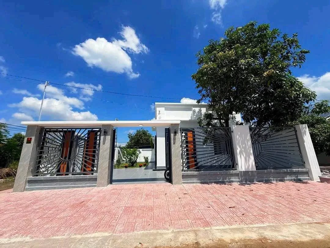 Bán nhà sân vườn mặt tiền Trần Phú, Tây Ninh, 225m², 1 tỷ 999 triệu - Ảnh 1