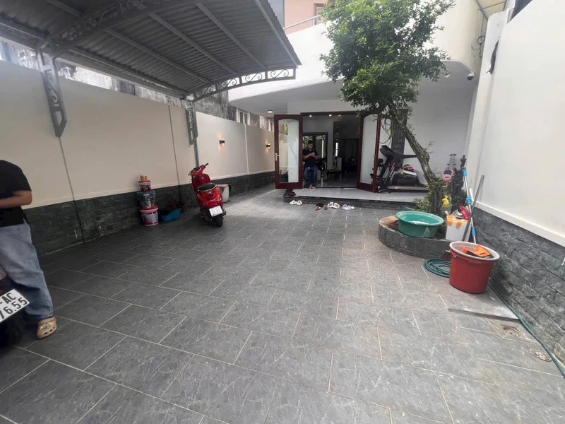 Bán nhà hẻm Nguyễn Công Trứ 170m2, 3PN 3WC, sân ô tô, view hồ Ea Tam, giá 4,5 tỷ