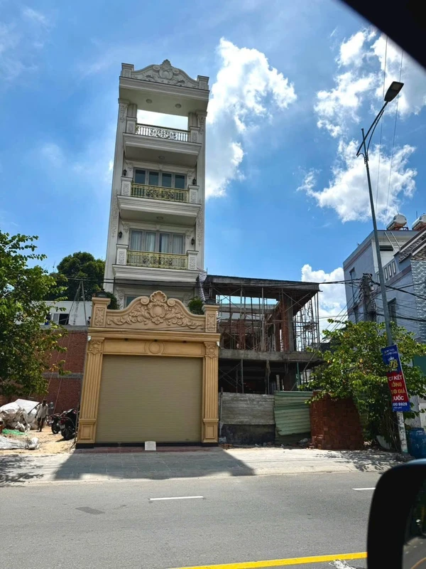 Bán gấp nhà mặt tiền đường Hai Bà Trưng 90m2, 1 trệt 3 lầu 1 tum, thang máy, phường Đông Hòa, Dĩ An