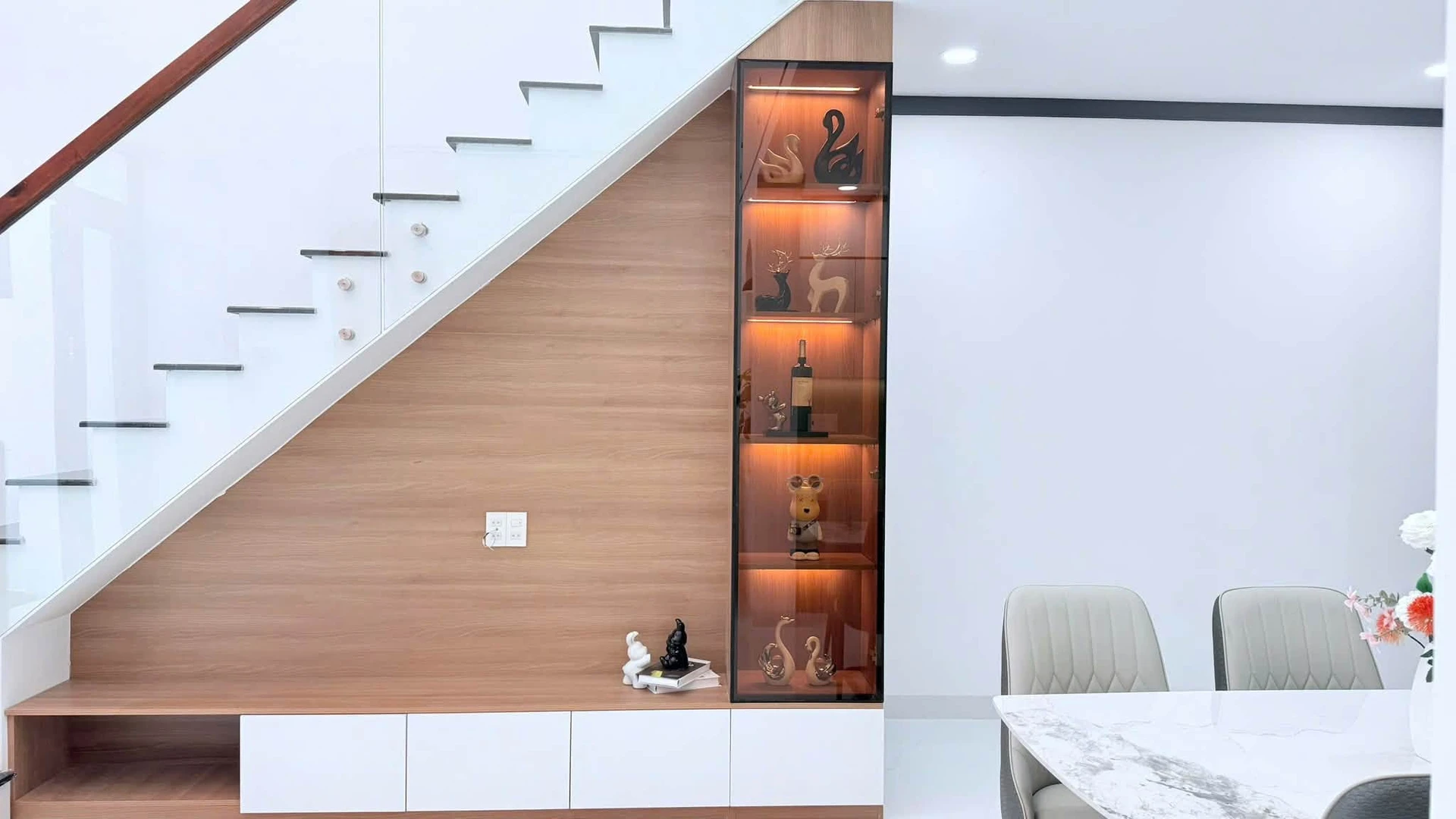 Bán nhà lầu lửng 3PN 2WC 100m² giá 1,98 tỷ Bàu Trâm - Ảnh 1