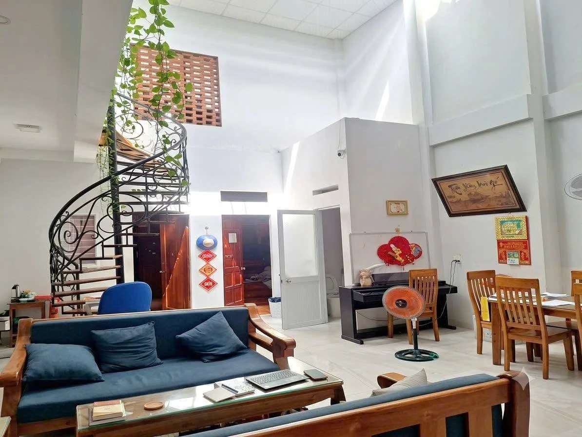 Bán nhà mặt tiền 3 tầng 96m2 Quang Trung Quy Nhơn 9 tỷ 100 triệu - Ảnh 1