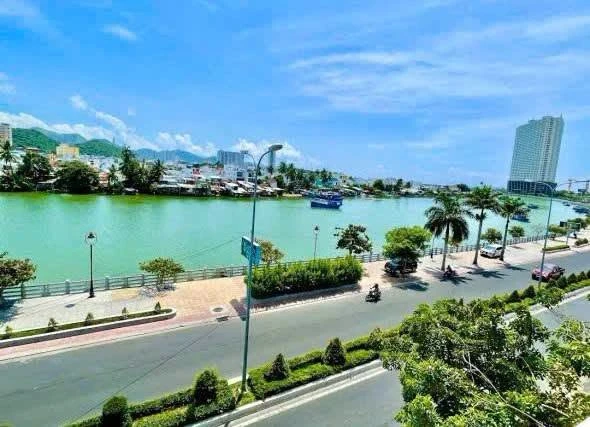 Bán tòa căn hộ 6 tầng gần biển Nha Trang, 160m2, giá 65 tỷ - Ảnh thu nhỏ 2