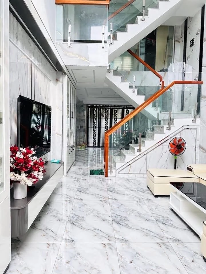 Bán nhà phố Quận 12, 4PN 5WC, 52.8m², mặt tiền, 5.85 tỷ - Ảnh 1