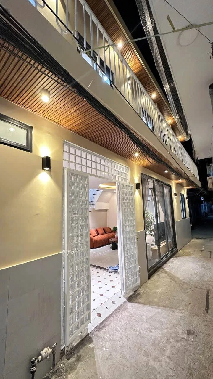 Bán nhà 2 tầng 50m² ngang 10m Hoàng Diệu Quận 1 - Ảnh 1