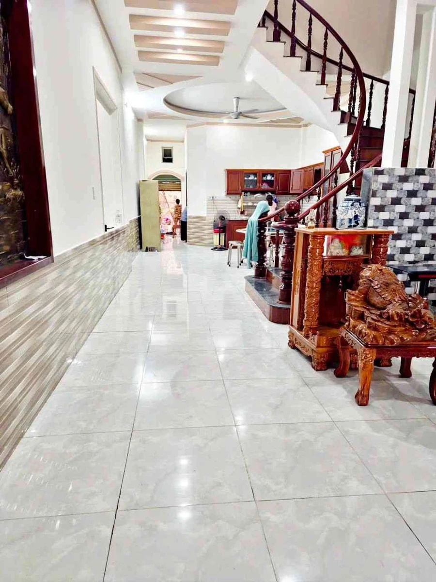 Bán nhà phố 3 tầng 136m2 mặt tiền trung tâm Dĩ An, giá 9,2 tỷ - Ảnh thu nhỏ 2