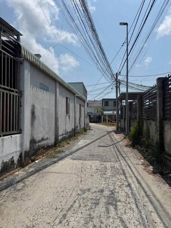 Bán lô đất 228m2 có nhà cấp 4 thổ cư, lô góc 2 mặt đường tại xã Long Hải