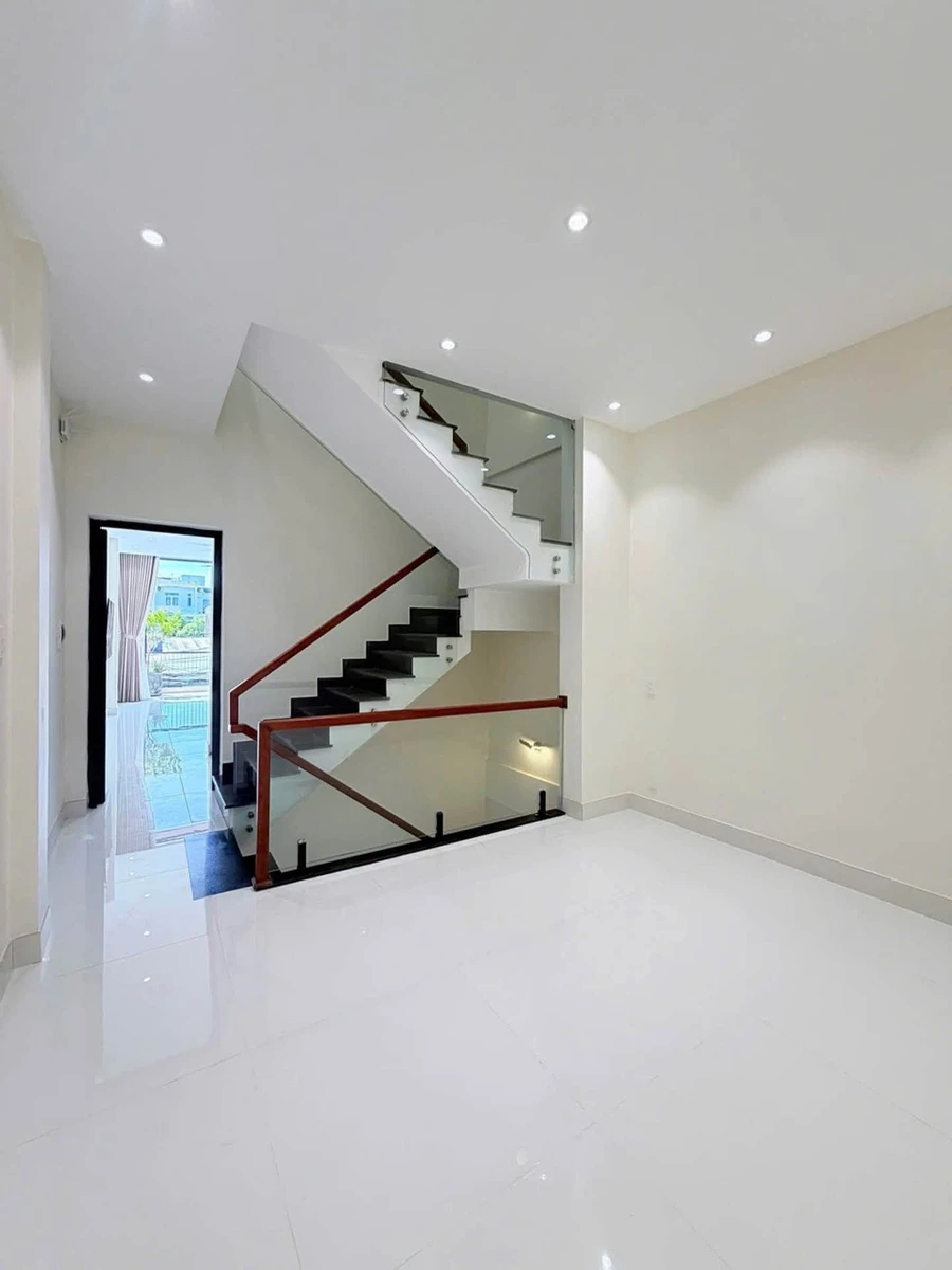 Bán nhà 3 tầng mặt tiền đường Nguyên Hồng, diện tích 72m2, giá nhỉnh 8 tỷ - Ảnh thu nhỏ 5