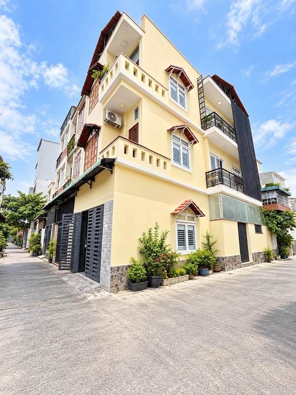 Bán nhà 3 tầng căn góc 62m² 5PN, giá nhỉnh 5 tỷ, Trường Thọ, Thủ Đức