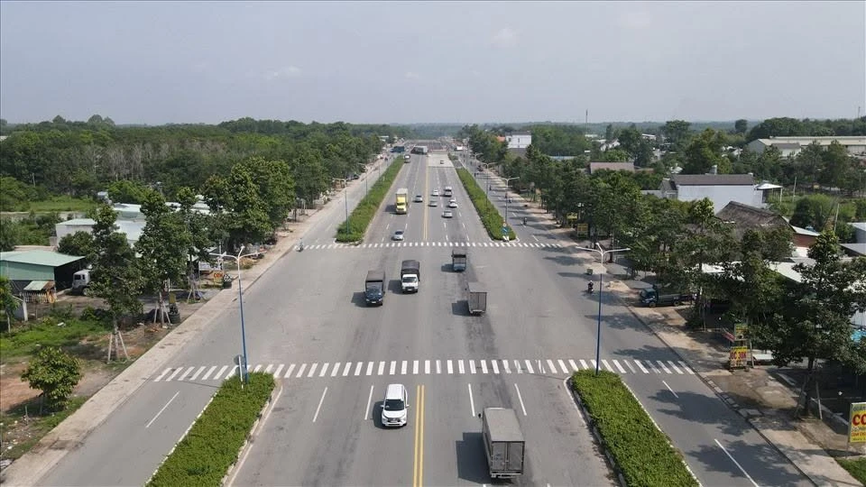 Bán đất mặt tiền 30m, 4.926m², 3,7 tr/m² giáp chủ hàng Vip - Ảnh 1